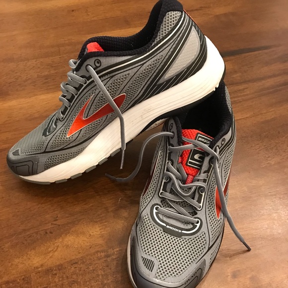 brooks dyad mens brown